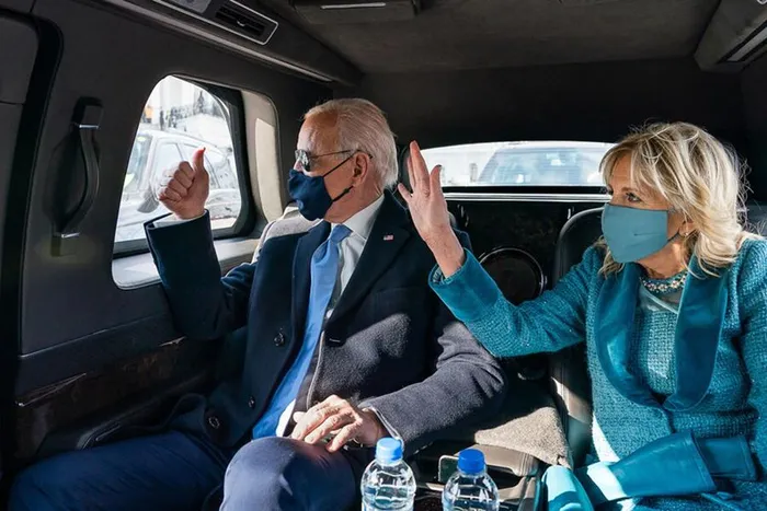 Ở khoang sau của xe, Tổng thống Mỹ và tối đa 4 hành khách được ngăn cách với lái xe bằng vách kính. Tổng thống là người duy nhất có thể hạ thấp vách ngăn chỉ bằng một cú gạt công tắc.