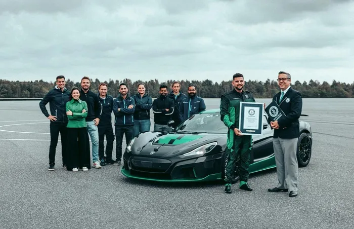 Siêu xe điện Rimac Nevera có giá khởi điểm từ 2,2 triệu USD và ê-kíp vừa lập kỷ lục về tốc độ lùi 275km/h.