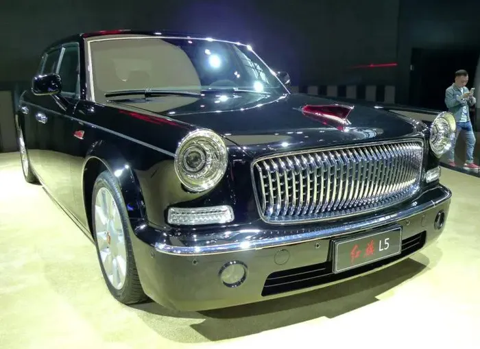 Đó là hai chiếc Hồng Kỳ L5, ra mắt vào năm 2014 và nổi tiếng là chiếc xe đắt nhất do Trung Quốc sản xuất với giá 700.000 USD.