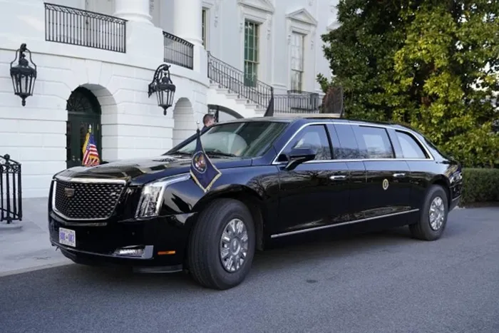 Xe chở Tổng thống Joe Biden là chiếc Cadillac nặng 10 tấn, trị giá 1,5 triệu USD, được trang bị camera quan sát ban đêm, súng bắn hơi cay và các tấm giáp siêu dày