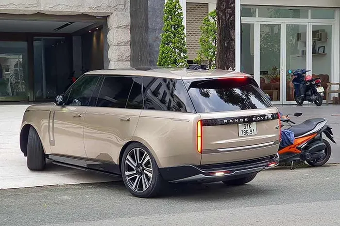 Về chiếc xe Range Rover 2023 của Cường Đô la cầm lái sang nhà Minh Nhựa để chở bạn đi chơi, đây là quà tặng anh dành cho vợ từng gây xôn xao mạng xã hội. Xe có ngoại thất được sơn màu vàng Batumi Gold, 1 trong các bộ áo là quốc dân trên Range Rover thế hệ mới.