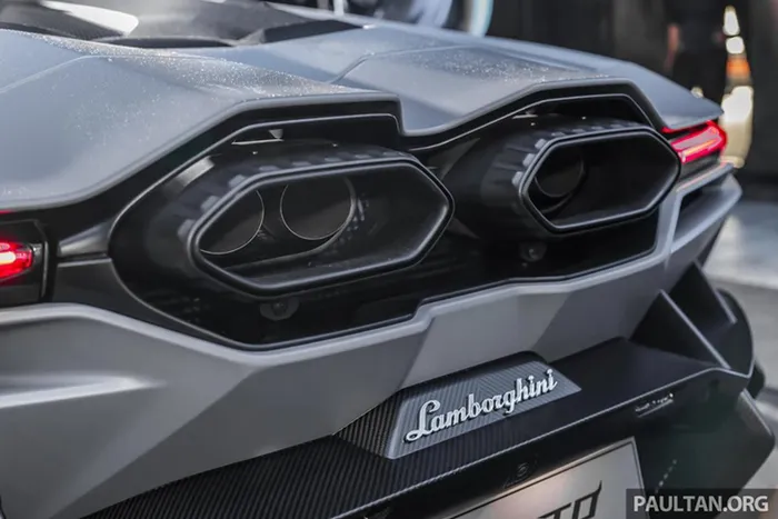 Những thông số ấn tượng trên đã giúp cho siêu xe Lamborghini Revuelto LB744 có thể tăng tốc từ vị trí xuất phát lên 100 km/h trong thời gian 2,5 giây, từ 0-200 km/h trong thời gian dưới 7 giây và đạt vận tốc tối đa 350 km/h.