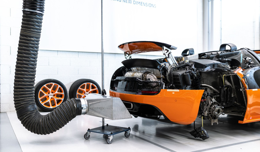 Giống Veyron, Bugatti Chiron sở hữu 10 bộ tản nhiệt để làm mát "quái vật" 16 xi lanh 8.0L. Bộ làm mát này cần được thay thế sau 3-4 năm sử dụng, tốn khoảng 19.800 USD