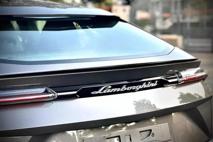 Ngoại thất của siêu SUV Lamborghini Urus này có màu xám lông chuột cùng với nhiều chi tiết sơn đen, ngoài ra, xe còn có bộ mâm 5 chấu đơn được sơn màu bạc, nhìn khá hiền lành, mất đi chất chơi của xe, cùng với kẹp phanh màu tối.