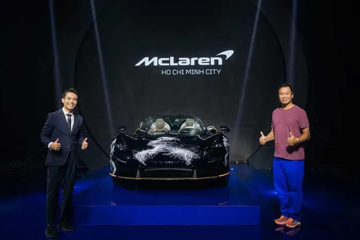 Sau khi nhận xe, Minh Nhựa lại tiếp tục gây sốc khi chia sẻ, "Dự án: 8 triệu, con số bất ngờ", điều này có thể hiểu, chiếc siêu xe triệu đô McLaren Elva của Minh Nhựa có giá lên đến 8 triệu đô la (tương đương khoảng 190 tỷ đồng).