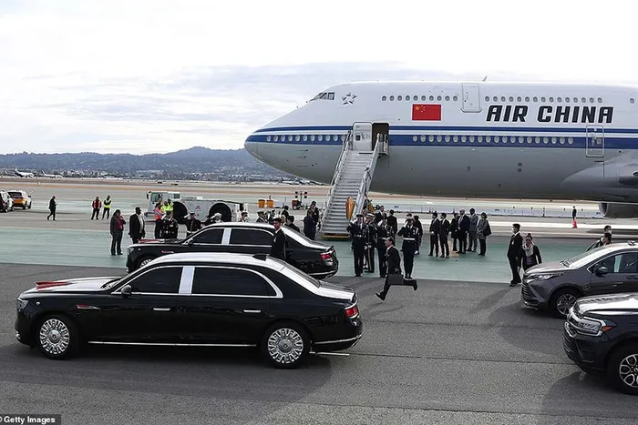 Chủ tịch Trung Quốc Tập Cận Bình bắt đầu chuyến thăm Mỹ lần đầu tiên sau 6 năm hôm 14-11. Bước xuống Sân bay Quốc tế San Francisco, nhà lãnh đạo Trung Quốc đi thẳng vào đoàn xe hộ tống về khách sạn.