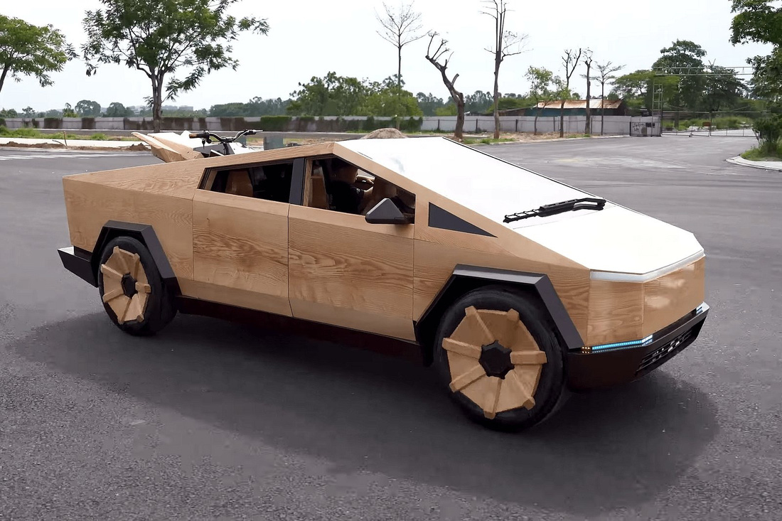Trái ngược với lịch sử trì hoãn sản xuất của Elon Musk, phiên bản bằng gỗ đáng chú ý này của Tesla Cybertruck đã được lắp ráp nhanh chóng - Ảnh: ND - Woodworking Art