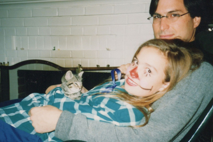 Lisa hồi nhỏ cùng với cha Steve. Thực tế, Steve Jobs từng phủ nhận bà là con gái ông. Tuy nhiên, sau các tràng kiện tụng liên miên, cuối cùng ông đã thừa nhận bà - Ảnh: All about Steve Jobs