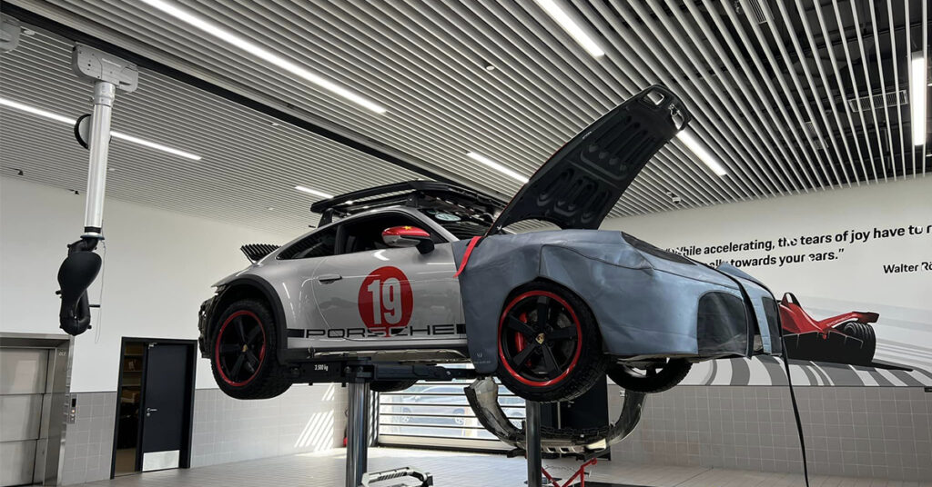 Chủ nhân xe thể thao Porsche 911 Dakar 2023 "hoảng hồn" khi mang đi bảo dưỡng sau hành trình phượt 35.000km trong 3 tháng
