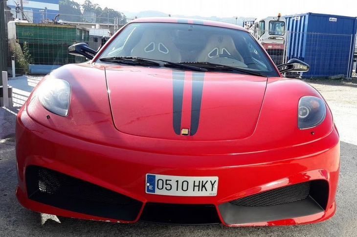 Ngay cả những mẫu xe độ nhái Ferrari không giống hàng thật mấy cũng bị ngựa chồm Ý để ý - Ảnh: CarBuzz