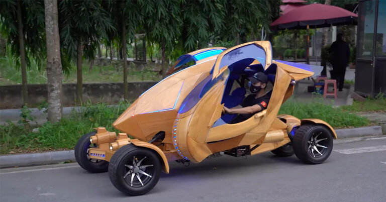 Ông bố trẻ Bắc Ninh lại khiến CĐM "dậy sóng" với tác phẩm nghệ thuật bằng gỗ phong cách ngoài hành tinh: Cửa mở kiểu Pagani Huayra, chạy như xe địa hình