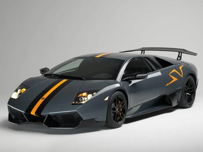  Giai đoạn đầu sự nghiệp, Suarez sử dụng chiếc Lamborghini Murcielago LP670-4 SV có giá khoảng 350.000 bảng. Được trang bị động cơ V12, dung tích 6,5 lít, sản sinh công suất tối đa 661 mã lực tại 8.000 vòng/phút và mô-men xoắn cực đại 660 Nm tại 6.500 vòng/phút, siêu xe này có thể tăng tốc từ 0-100 km/h trong 2,8 giây trước khi đạt vận tốc tối đa 345 km/h. 