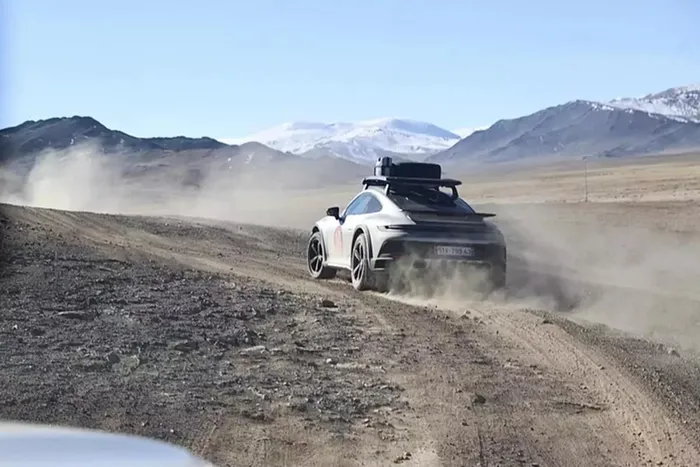 Nói 1 chút về hành trình chinh phục sa mạc Gobi, doanh nhân Hải Phòng này đã có những chia sẻ rất thú vị quanh việc chạy xe Porsche 911 Dakar trên con đường nghìn lane tại Mông Cổ.