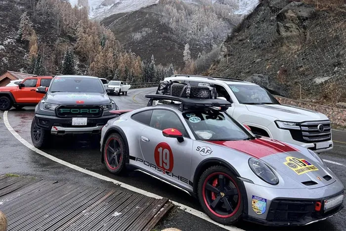 Và khi chạy thực tế mới thấy được độ đã của con đường "nghìn lane" tại Mông Cổ, nó bụi thật nhưng cũng đủ để giúp doanh nhân này cảm nhận rõ nhất độ off-road của Porsche 911 Dakar 2023, và quả nhiên, hãng xe thể thao Đức không quảng cáo sai về chiếc xe Porsche 911 đầu tiên được sinh ra để chơi trên các con đường sỏi đá, hay lội suối.