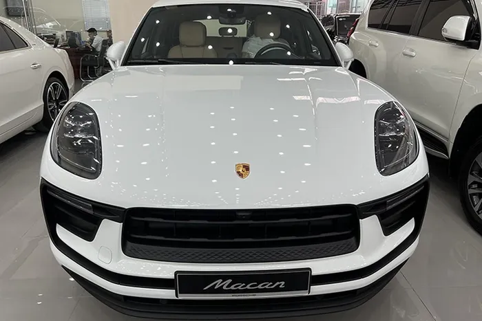 Còn nếu là xe Porsche Macan S và Porsche Macan GTS, sẽ được sử dụng động cơ V6, dung tích 2.9 lít, tăng áp kép có công suất tối đa tương ứng 375 mã lực và 434 mã lực. Dù thuộc bản nào, các xe Porsche Macan đều sử dụng chung hộp số tự động 7 cấp ly hợp kép PDK.