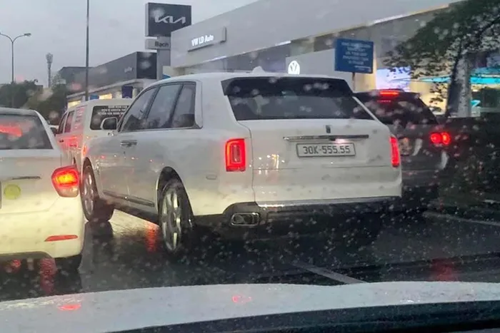 Mới đây, trên mạng xã hội đã lan truyển bức ảnh một chiếc xe SUV siêu sang Rolls-Royce Cullinan đeo biển VIP nhất Hà Nội - 30K-555.55. Rất nhanh sau đó nhiều người đã nhận ra đây chính là chiếc biển số từng được mang ra đấu giá.