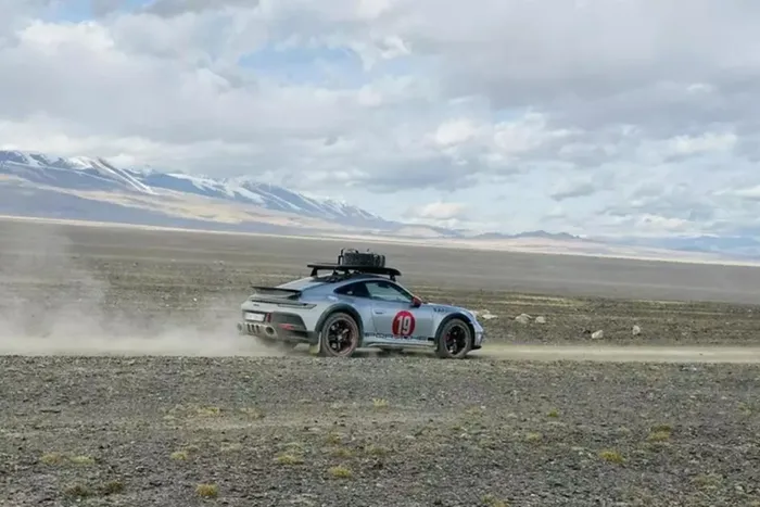 "Không lo chèn vạch liền và quá tốc độ, hướng dẫn viên còn tận tình bảo yên tâm đi sẽ dẫn đường cẩn thận không lạc đâu", chủ nhân chiếc xe thể thao giới hạn Porsche 911 Dakar 2023 chia sẻ lại quá trình trò chuyện cùng với người bản địa dẫn mình đi chơi.