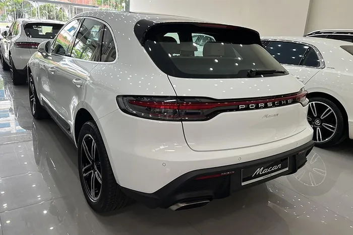 Nếu Lily Chen chọn mua SUV hạng sang Porsche Macan 2023 phiên bản tiêu chuẩn, lúc này xe sẽ được trang bị động cơ 4 xi-lanh, dung tích 2.0 lít tăng áp, có công suất tối đa 261 mã lực.