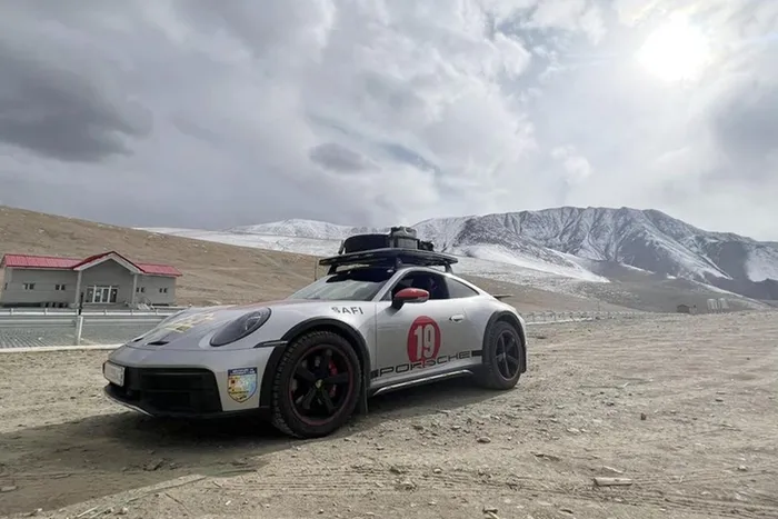 Chiếc xe Porsche 911 Dakar 2023 đầu tiên về Việt Nam có giá lăn bánh trên 18 tỷ đồng, điều này cho thấy chủ xe không chỉ chịu chi mà còn chịu chơi, chịu khám phá khi nhận bàn giao xe 3 tháng, đã khiến số đồng hồ công tơ mét xe đạt gần 35.000 km.