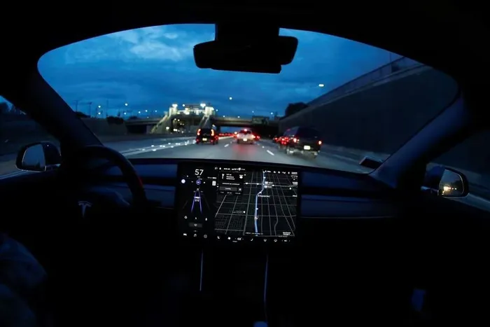 Cơ quan quản lý cáo buộc hệ thống Autopilot (hỗ trợ lái xe) trên các phương tiện Tesla có thể khiến tài xế xao nhãng, mất tập trung.