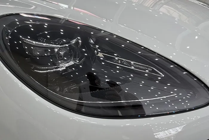 Chiếc Porsche Macan của Lily Chen sở hữu kích thước tổng thể DxRxC lần lượt 4.726x1.922x1.621 mm, chiều dài cơ sở đạt 2.807 mm. Xe có dải đèn daylight được đặt lên thanh ngang đầu tiên được bố trí ở hốc gió ở hai bên đầu xe. Cụm đèn pha/ cos và dải đèn daylight sử dụng công nghệ LED và vẫn giữ thiết kế đặc trưng của hãng xe sang Porsche. 