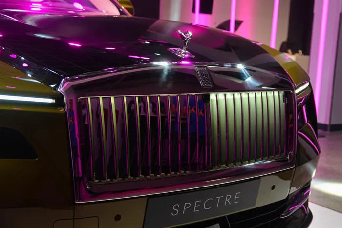  Dù là xe thuần điện, Spectre vẫn mang có lưới tản nhiệt, thậm chí kích cỡ lưới tản nhiệt trên Spectre là loại lớn nhất từ trước đến nay Rolls-Royce từng sản xuất. Góc đặt các thanh lưới tản nhiệt được điều chỉnh giúp thay đổi hiệu ứng thị giác tùy theo góc nhìn. Trang bị này giúp Spectre đạt mức hệ số cản gió 0,25 Cd. 