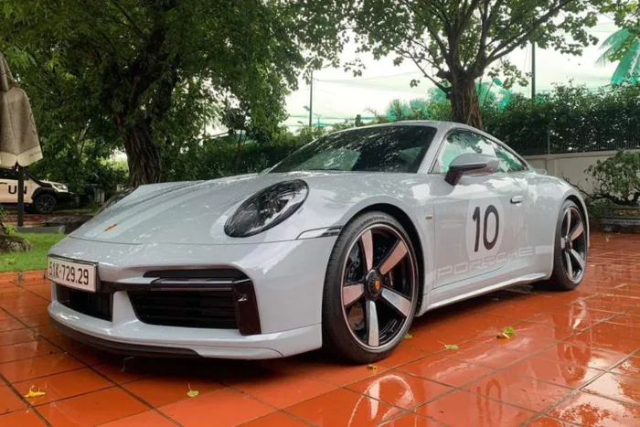  Bên cạnh doanh nhân Nguyễn Quốc Cường, ông Đặng Lê Nguyên Vũ cũng sở hữu một chiếc Porsche 911 Sport Classic với số đeo 10. Tại Việt Nam, mẫu xe này có giá khởi điểm khoảng 19,22 tỷ đồng. 