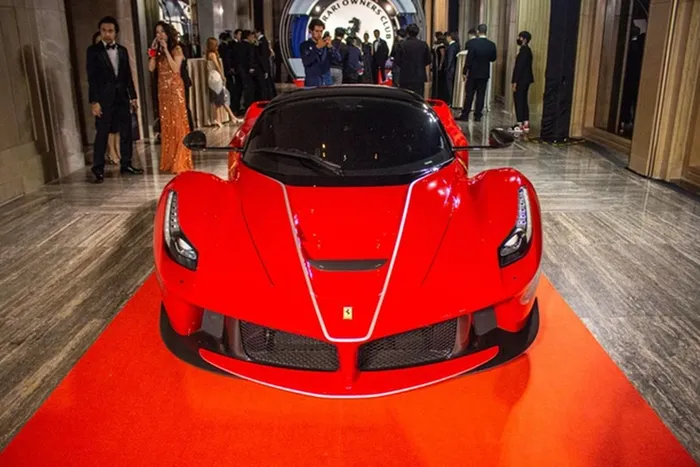 Trong đó, hình ảnh 1 chiếc Ferrari LaFerrari "làm bạn" với bụi trong 1 hầm gửi xe tại Abu Dhabi đã gây sốc cư dân mạng. Trang AutoGespot cũng đăng tải lại hình ảnh siêu ngựa này, tuy nhiên, vài tiếng sau đó, họ đã sửa lại nội dung đây là 1 phiên bản 1:1, có thể là hàng chế.