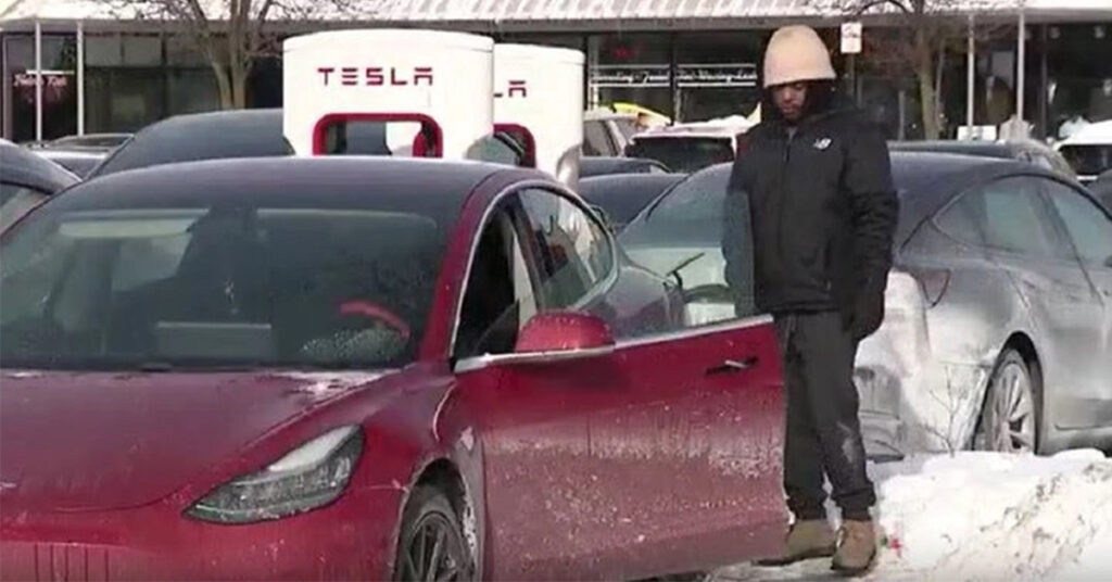 Nhiều chủ xe điện Tesla "phát điên" vì pin không nhận sạc khi trời lạnh giá, trạm sạc biến thành bãi đỗ "bất đắc dĩ"