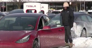 Nhiều chủ xe điện Tesla "phát điên" vì pin không nhận sạc khi trời lạnh giá, trạm sạc biến thành bãi đỗ "bất đắc dĩ"