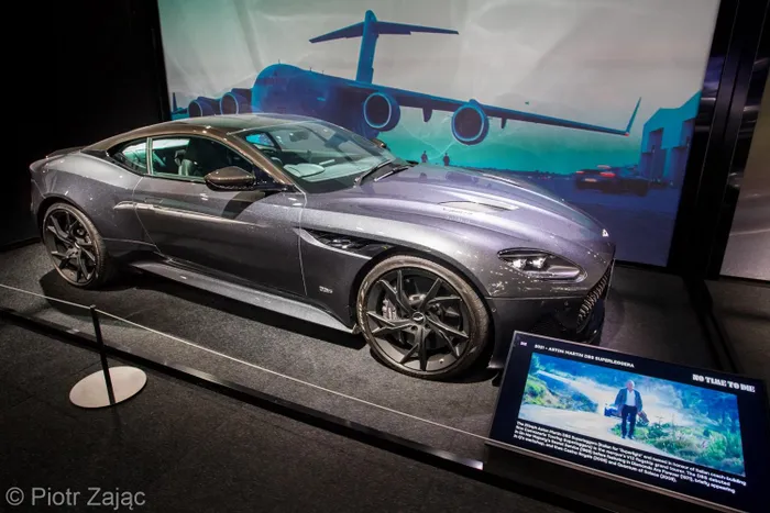  Mẫu Aston Martin DBS Superleggera cũng xuất hiện chớp nhoáng trong "No Time to Die". Vào năm 2022, chiếc xe này được đấu giá thành công với số tiền 414.000 bảng Anh (khoảng 526.000 USD). 