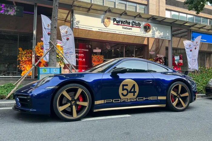  Câu lạc bộ Porsche Club Vietnam tổ chức họp mặt vào cuối tuần qua tại khu đô thị Sala (TP Thủ Đức, TP.HCM). Đây cũng là cơ hội để những chiếc Porsche xuất hiện cùng nhau, không ít trong số đó là các mẫu xe đặc biệt với số lượng giới hạn tại Việt Nam. 