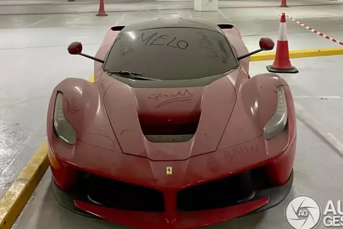  Ferrari LaFerrari triệu đô là 1 trong các siêu xe khó mua nhất thế kỷ 21, lý do hãng xe Ý tuyên bố chọn mặt gửi chìa khóa, bất kỳ người nào không nằm trong danh sách, dù có "đi đêm", cũng sẽ không được quyền mua trực tiếp từ hãng hay đại lý