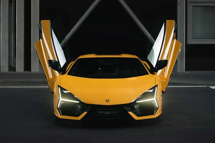 Trong năm 2023, Lamborghini đã công bố kết quả doanh số bán hàng, với hơn 10.000 xe được bán ra trong 12, đây là kỷ lục mới. Tuy nhiên, điều đáng chú ý là Revuelto đã hết hàng cho đến cuối năm 2026. Điều này có nghĩa nếu bạn đặt siêu xe Lamborghini V12 Revuelto PHEV hôm nay, bạn sẽ không nhận được xe của mình trong khoảng 3 năm tới.
