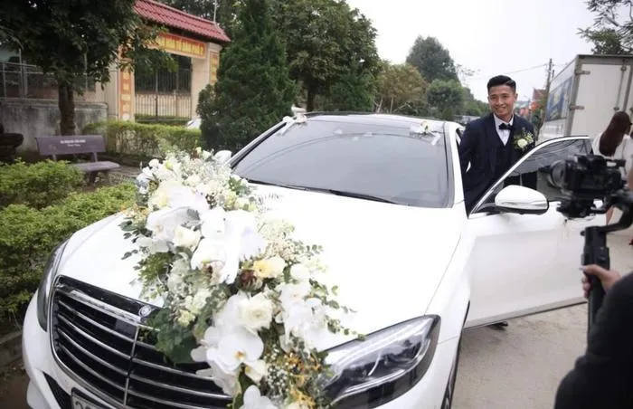 Trong ngày trọng đại, nam cầu thủ diện vest bảnh bao, tự lái xe tiền tỷ Mercedes-Benz S400 sang trọng đi đón cô dâu Khánh Linh. 