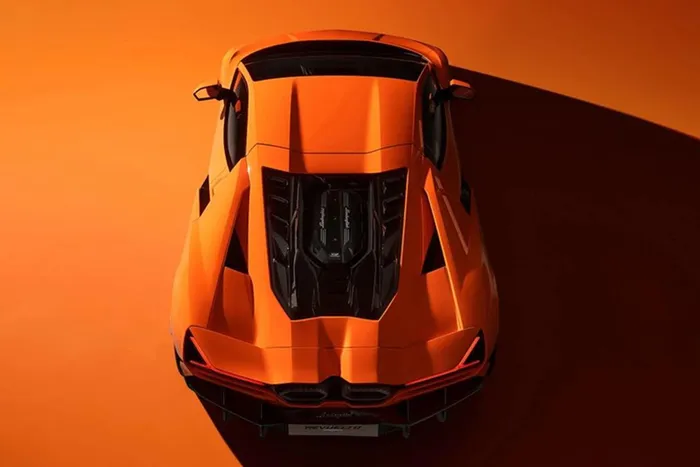 Trong năm ngoái, Urus là sản phẩm bán chạy nhất của hãng, tiếp sau đó là Huracan. 12 chiếc Aventador cuối cùng đã được giao cho chủ sở hữu mới trong năm ngoái và Lamborghini vẫn chưa công bố số liệu sản xuất và doanh số bán hàng đầu tiên cho Revuelto.
