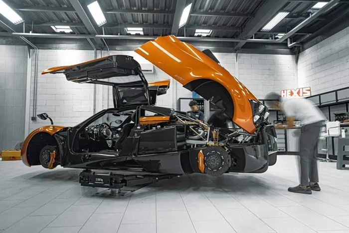 Pagani Huayra sử dụng khối động cơ V12, dung tích 6.0 lít, tăng áp kép do Mercedes-AMG sản xuất. "Trái tim" này giúp Pagani Huayra sản sinh công suất tối đa 720 mã lực tại vòng tua máy 5.800 vòng/phút và mô-men xoắn cực đại 1.000 Nm tại dải vòng tua máy 2.250-4.500 vòng/phút.
