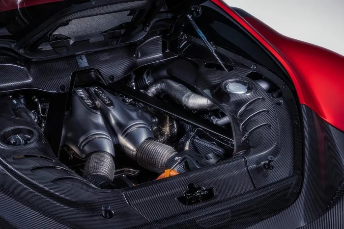  Trái tim của Ferrari 296 GTB là động cơ V6 dung tích 2.9L công suất 663 mã lực. Kết hợp cùng động cơ điện, siêu xe này có sức mạnh 830 mã lực và mô men xoắn 740 Nm. 