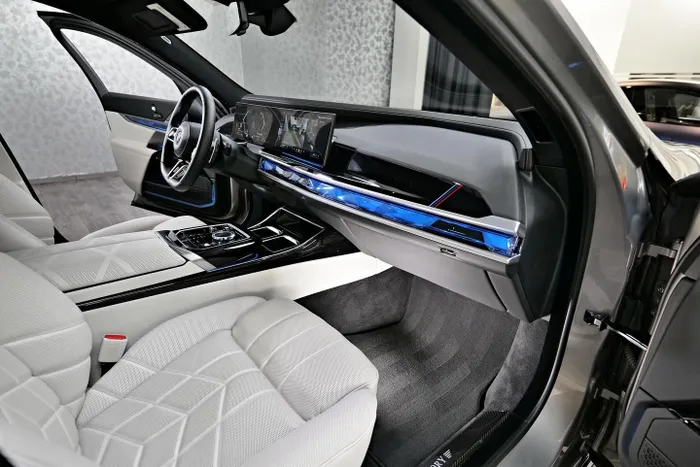  Đối với BMW 7 Series thế hệ mới, xe được bổ sung thêm nhiều tùy chọn tiện nghi cao cấp, bao gồm hệ thống âm thanh Bowers & Wilkins 18 loa, 655 W hay màn hình chiếu phim 31.3 inch, độ phân giải 8.000 pixel cho hàng ghế sau... 