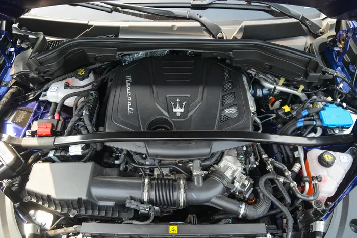  Sức mạnh của Grecale GT đến từ động cơ xăng hybrid 2.0L, sản sinh công suất 300 mã lực và mô-men xoắn cực đại 450 Nm. Xe sử dụng hộp số tự động 8 cấp cùng hệ dẫn động 4 bánh 4WD. Người lái có thể lựa chọn 3 chế độ lái gồm GT, Comfort và Sport. 