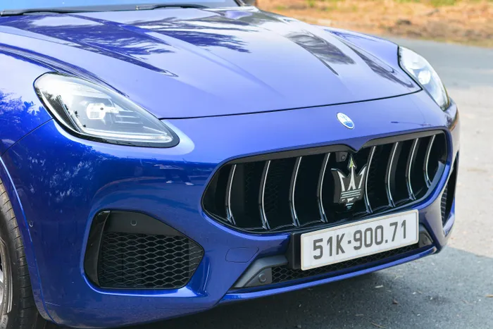  Phần đầu mang nét thiết kế đặc trưng với lưới tản nhiệt nan dọc đặt thấp cùng logo Maserati cỡ lớn. 