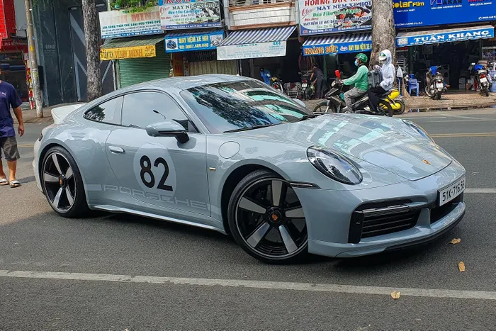  Sau một khoảng thời gian dài vắng bóng, chiếc Porsche 911 Sport Classic của doanh nhân Nguyễn Quốc Cường đã xuất hiện và lăn bánh trên đường phố. 