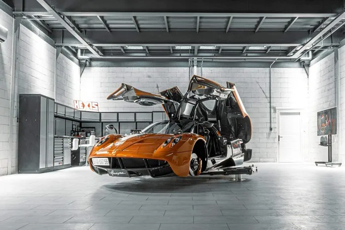 Pagani Huayra của Minh Nhựa mang về nước từ 7 năm trước, xe được mua từ 1 đại lý siêu xe nổi tiếng ở Dubai, nơi mà Hoàng Kim Khánh cũng đã tậu McLaren Senna. Pagani Huayra chỉ sản xuất 100 xe bản Coupe, chiếc xe của Minh Nhựa mất hơn 2 năm để ra biển số.