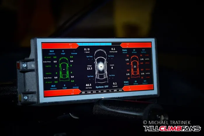  Các tính năng của xe có thể được điều khiển bởi loạt phím chức năng tại vô lăng và bảng điều khiển trung tâm. Người lái có thể theo dõi các thông số quan trọng thông qua bảng đồng hồ taplo kỹ thuật số. 