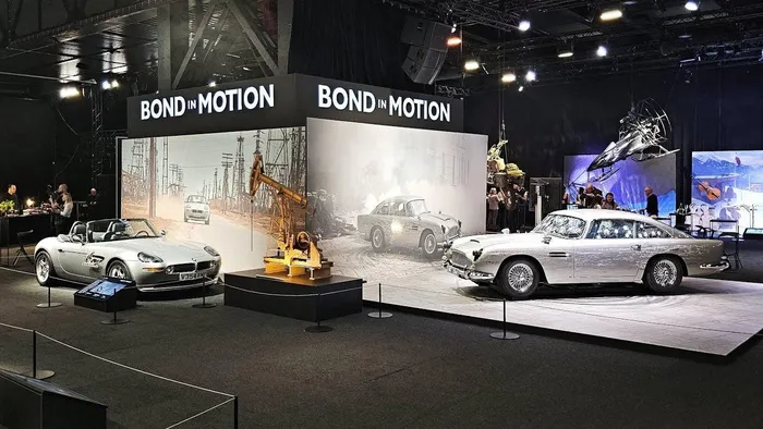  Triển lãm Bond in Motion tại Praha, Cộng hòa Czech là một cơ hội hiếm hoi cho những người hâm mộ chuỗi phim bom tấn James Bond 007 trực tiếp chiêm ngưỡng những mẫu xe từng xuất hiện cùng chàng điệp viên người Anh. 