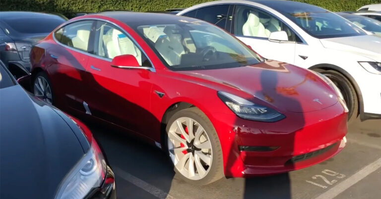 Người dùng xe điện Tesla Model 3 gọi cần gạt nước trên mẫu xe này là "đồ bỏ đi" và "hoàn toàn vô dụng", nguyên nhân là vì đâu?