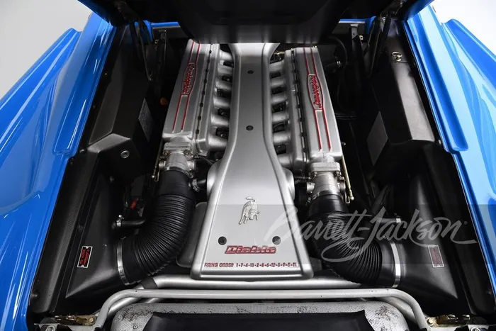  Lamborghini Diablo VT Roadster được trang bị động cơ V12 hút khí tự nhiên 5.7L, sản sinh công suất 499 mã lực và mô-men xoắn 580 Nm. 