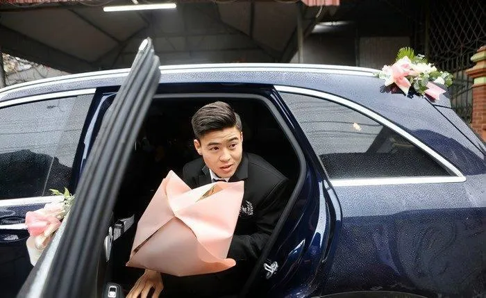 Trong ngày trọng đại, chú rể Duy Mạnh đã chọn chiếc xe Mercedes-Benz có giá hơn 2 tỷ đồng để đón cô dâu Quỳnh Anh.