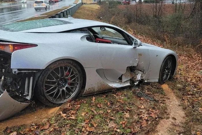  Mới đây, một chiếc Lexus LFA vừa gặp một tai nạn nghiêm trọng tại Atlanta, bang Georgia, Mỹ. Nguyên nhân có thể đến từ điều kiện thời tiết có nhiều mưa và đường trơn trượt. 