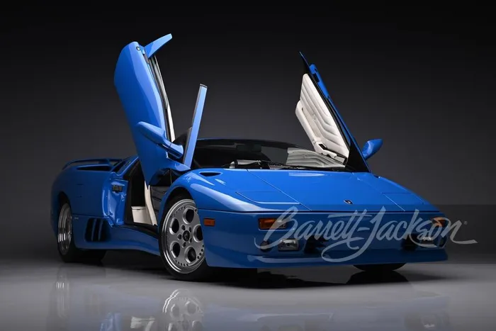  Chiếc Lamborghini Diablo VT Roadster từng thuộc sở hữu của cựu Tổng thống Mỹ Donald Trump sẽ được đấu giá tại sự kiện Scottsdale 2024 của Barrett-Jackson. Theo Classic.com, mức giá bán lại trung bình của mẫu xe này khoảng 330.000 USD, cao hơn khoảng 30.000 USD so với bản mui cứng. 